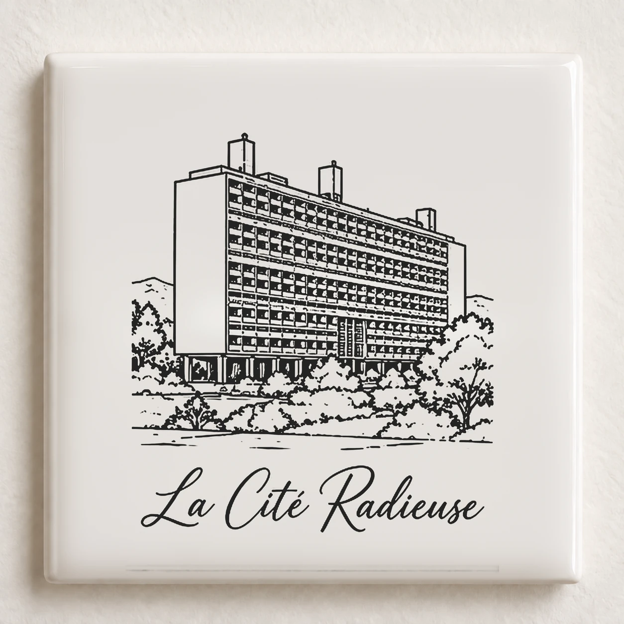 Carreau décoratif K-Reau « La Cité radieuse » en céramique blanche, dessin au trait noir et nom calligraphié