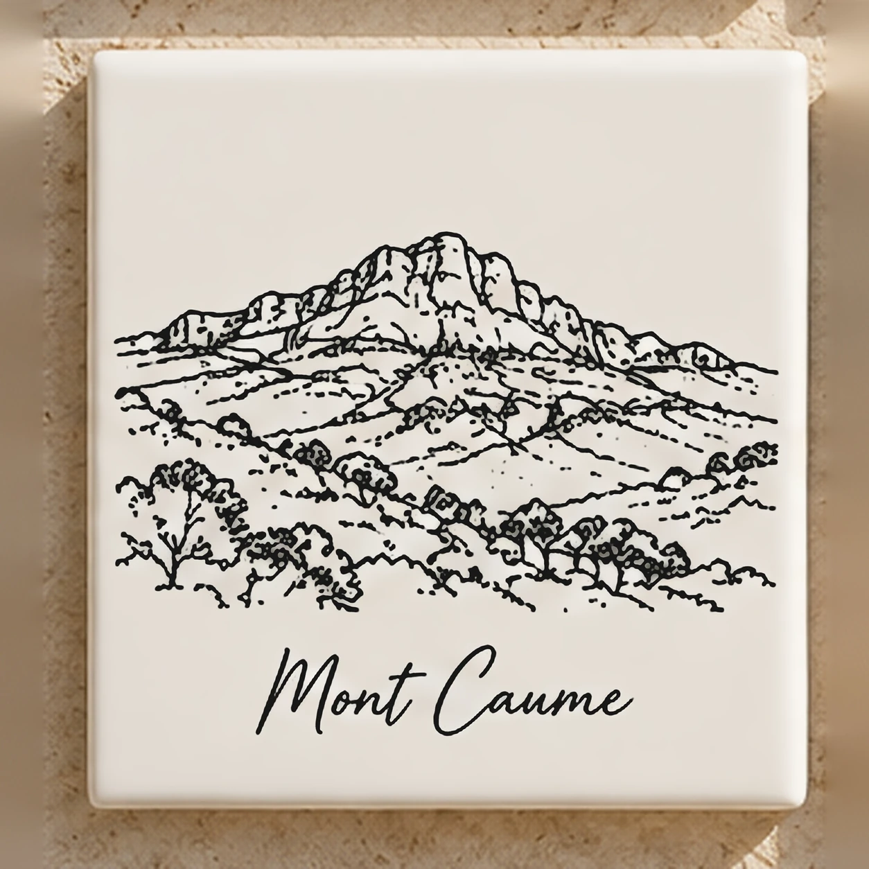 Carreau décoratif K-Reau « Le Mont Caume » en céramique blanche, dessin au trait noir et nom calligraphié