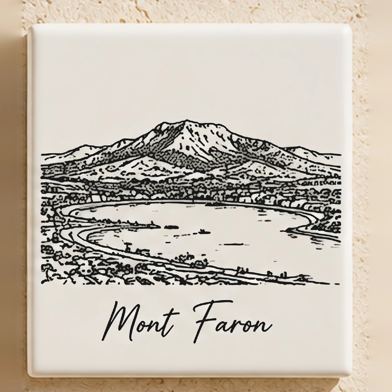 Carreau décoratif K-Reau « Le Mont Faron » en céramique blanche, dessin au trait noir et nom calligraphié