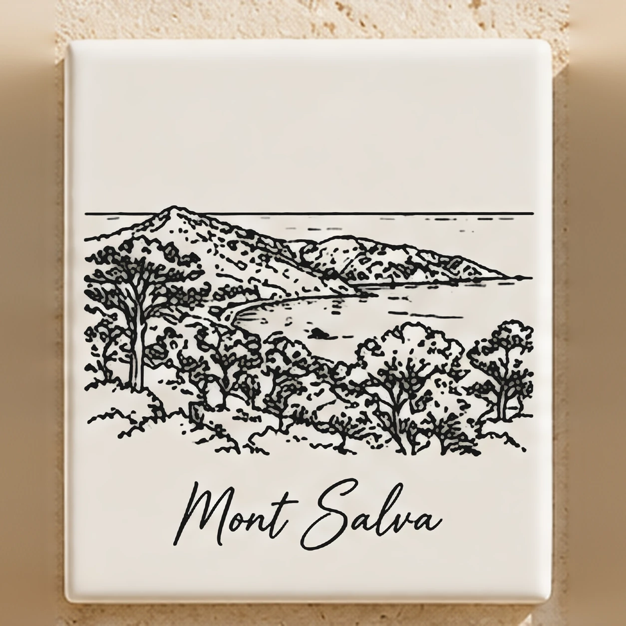 Carreau décoratif K-Reau « Le Mont Salva » en céramique blanche, dessin au trait noir et nom calligraphié